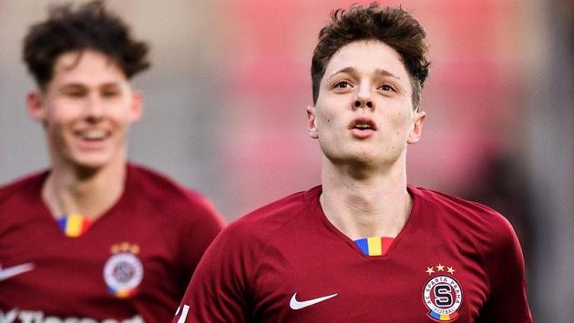 Ladislav Krejčí mladší ze Sparty Praha oslavuje svůj první gól Teplicím. Ladislav Krejčí mladší ze Sparty Praha oslavuje svůj první gól Teplicím.