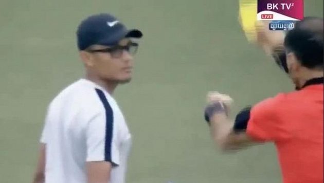Žlutou kartu viděl od sudího i lékař týmu. Arbitrovi se zdálo, že hráče ošetřuje pomalu. Žlutou kartu viděl od sudího i lékař týmu. Arbitrovi se zdálo, že hráče ošetřuje pomalu.