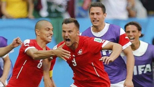 Haris Seferovic (číslo 9) se stal hrdinou Švýcarska. Haris Seferovic (číslo 9) se stal hrdinou Švýcarska.