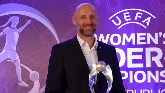 Karel Rada, trenér české ženské reprezentace do sedmnácti let, s trofejí pro vítěze mistrovství Evropy. Karel Rada, trenér české ženské reprezentace do sedmnácti let, s trofejí pro vítěze mistrovství Evropy.