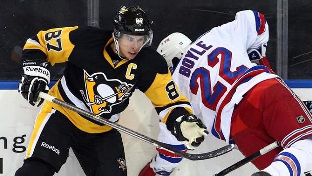 Sidney Crosby (vlevo) v souboji s Danem Boylem. Sidney Crosby (vlevo) v souboji s Danem Boylem.