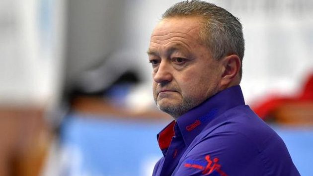 Zachmuřený trenér české reprezentace Jan Bašný. Zachmuřený trenér české reprezentace Jan Bašný.