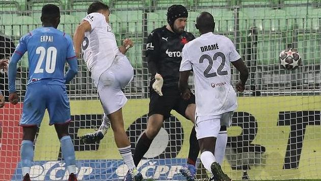 Kacper Zych z Karviné (třetí zprava) střílí Slavii vyrovnávací gól na 3:3. Kacper Zych z Karviné (třetí zprava) střílí Slavii vyrovnávací gól na 3:3.