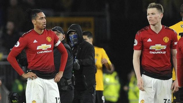 Chris Smalling (vlevo) a Scott McTominay z Manchesteru United po utkání s Wolverhamptonem. Chris Smalling (vlevo) a Scott McTominay z Manchesteru United po utkání s Wolverhamptonem.