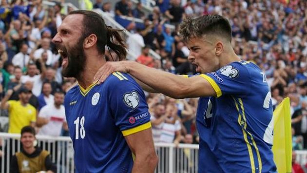 Vedat Muriqi (vlevo), největší útočná hrozba Kosova. Vedat Muriqi (vlevo), největší útočná hrozba Kosova.