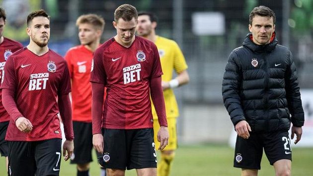 Fotbalisté Sparty Praha (zleva): Mihailo Ristič, Lukáš Juliš a David Lafata po remíze Karviné. Fotbalisté Sparty Praha (zleva): Mihailo Ristič, Lukáš Juliš a David Lafata po remíze Karviné.
