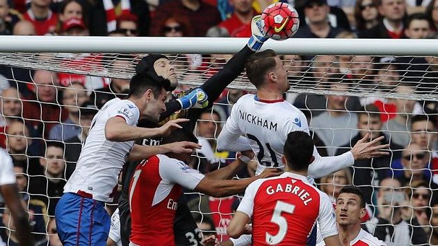 Petr Čech zasahuje před Connorem Wickhamem z Crystal Palace. Petr Čech zasahuje před Connorem Wickhamem z Crystal Palace.