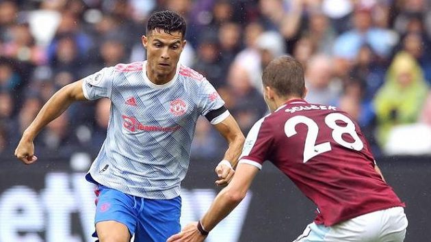 Cristiano Ronaldo z Manchesteru United v souboji s Tomášem Součkem z West Hbamu. Cristiano Ronaldo z Manchesteru United v souboji s Tomášem Součkem z West Hbamu.