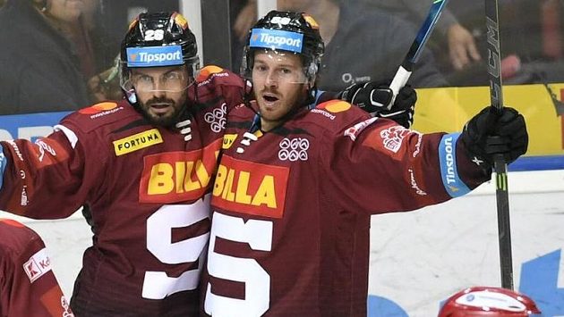 Kapitán Sparty Michal Řepík (vlevo) se s Erikem Thorellem raduje ze své brzké trefy. Kapitán Sparty Michal Řepík (vlevo) se s Erikem Thorellem raduje ze své brzké trefy.