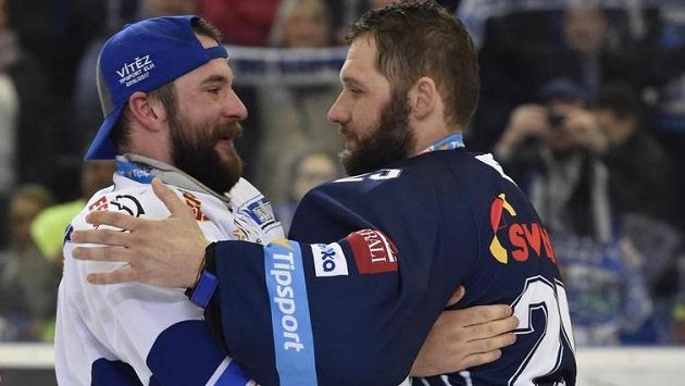 Brankář Liberce Ján Lašák (vpravo) a jeho brněnský protějšek Marek Čiliak Brankář Liberce Ján Lašák (vpravo) a jeho brněnský protějšek Marek Čiliak