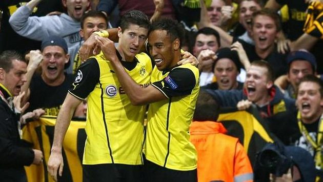 Robert Lewandowski (vlevo) oslavuje vítězný gól se spoluhráčem Pierrem-Emerickem Aubameyangem. Robert Lewandowski (vlevo) oslavuje vítězný gól se spoluhráčem Pierrem-Emerickem Aubameyangem.