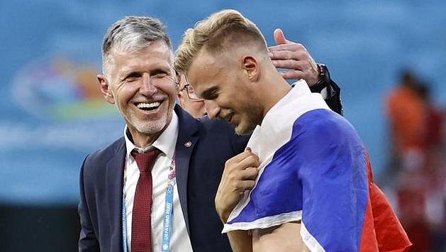 Už na konci srpna se sejde reprezentační kouč Jaroslav Šilhavý s Antonínem Barákem a dalšími hráči zase. Už na konci srpna se sejde reprezentační kouč Jaroslav Šilhavý s Antonínem Barákem a dalšími hráči zase.