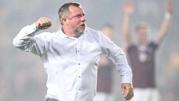 Trenér Sparty Praha Pavel Vrba oslavuje vítězství a postup přes Rapid Vídeň. Trenér Sparty Praha Pavel Vrba oslavuje vítězství a postup přes Rapid Vídeň.