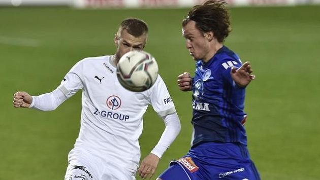 V souboji (zleva) Stanislav Hofmann ze Slovácka a Martin Nešpor z Olomouce. V souboji (zleva) Stanislav Hofmann ze Slovácka a Martin Nešpor z Olomouce.