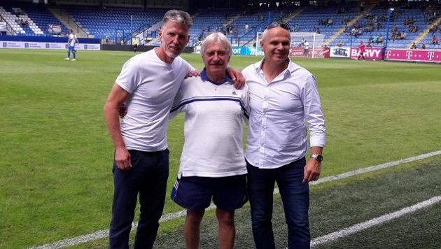Tři trenérské legendy, které se zlatým písmem zapsaly do historie libereckého fotbalu: (zleva) Jaroslav Šilhavý, Ladislav Škorpil a Vítězslav Lavička. Tři trenérské legendy, které se zlatým písmem zapsaly do historie libereckého fotbalu: (zleva) Jaroslav Šilhavý, Ladislav Škorpil a Vítězslav Lavička.