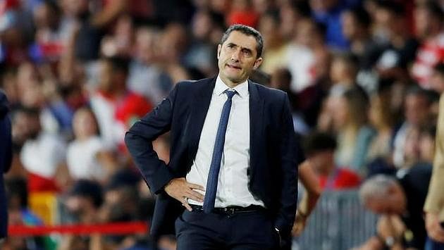 Trenér Barcelony Ernesto Valverde během utkání s Granadou Trenér Barcelony Ernesto Valverde během utkání s Granadou