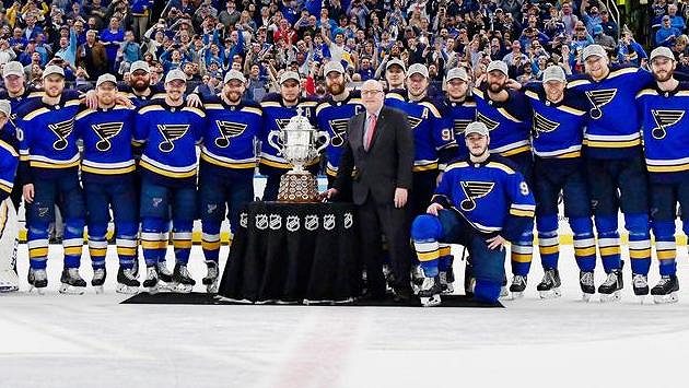 Hokejisté St. Louis Blues se radují z poháru pro vítěze Západní konference Hokejisté St. Louis Blues se radují z poháru pro vítěze Západní konference