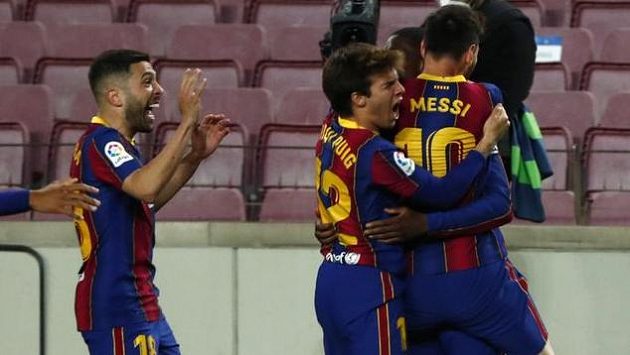 Fotbalisté Barcelony se radují z branky Fotbalisté Barcelony se radují z branky