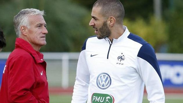 Kouč Didier Deschamps (vlevo) v rozhovoru s útočníkem Karimem Benzemou v tréninkovém středisku francouzského týmu v Clairefontaine. Kouč Didier Deschamps (vlevo) v rozhovoru s útočníkem Karimem Benzemou v tréninkovém středisku francouzského týmu v Clairefontaine.