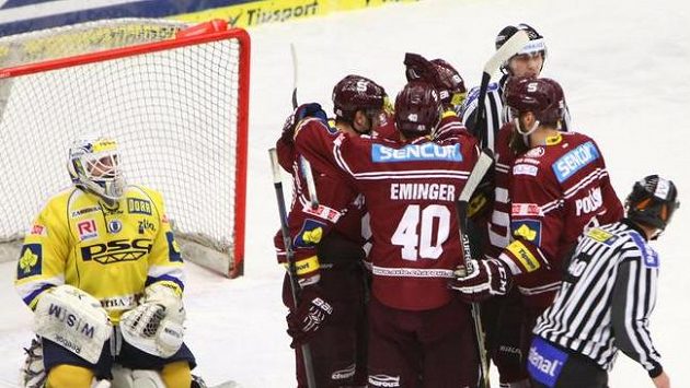 Radost hráčů Sparty z gólu a překonaný zlínský brankář Tomáš Štůrala. Radost hráčů Sparty z gólu a překonaný zlínský brankář Tomáš Štůrala.