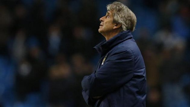 Zadumaný kouč Manchesteru City Manuel Pellegrini. Zadumaný kouč Manchesteru City Manuel Pellegrini.