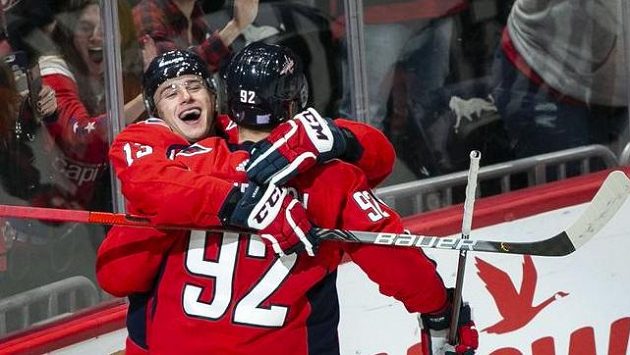 Útočník Washingtonu Capitals Jakub Vrána (13) slaví se svým spoluhráčem Jevgenijem Kuzněcovem (92) jeden ze svých gólů proti Calgary. Útočník Washingtonu Capitals Jakub Vrána (13) slaví se svým spoluhráčem Jevgenijem Kuzněcovem (92) jeden ze svých gólů proti Calgary.
