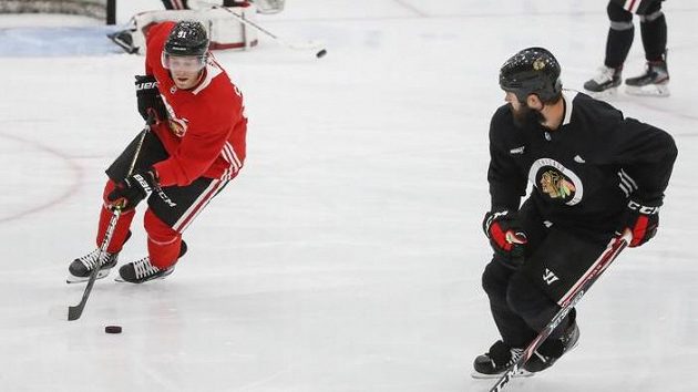 Brent Seabrook (vpravo) se v půli července zapojil do tréninku Chicaga, ale hrát nebude. Vlevo Drake Caggiula. Brent Seabrook (vpravo) se v půli července zapojil do tréninku Chicaga, ale hrát nebude. Vlevo Drake Caggiula.