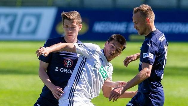 Zleva Daniel Mareček ze Slovácka, Kristi Qose z Karviné a Josef Divíšek ze Slovácka. Zleva Daniel Mareček ze Slovácka, Kristi Qose z Karviné a Josef Divíšek ze Slovácka.