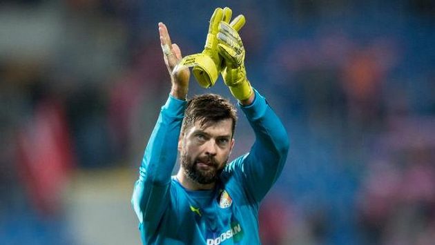 Matúš Kozáčik děkuje fanouškům Plzně. Matúš Kozáčik děkuje fanouškům Plzně.