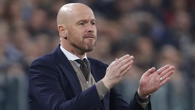 Kouč Erik ten Hag věnoval triumf v nizozemské lize bývalému hráči Ajaxu Abdelhakovi Nourimu. Kouč Erik ten Hag věnoval triumf v nizozemské lize bývalému hráči Ajaxu Abdelhakovi Nourimu.