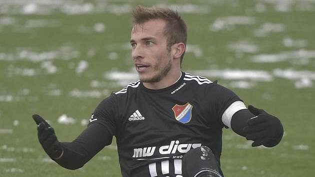 Nemanja Kuzmanović s kapitánskou páskou Baníku. Nemanja Kuzmanović s kapitánskou páskou Baníku.