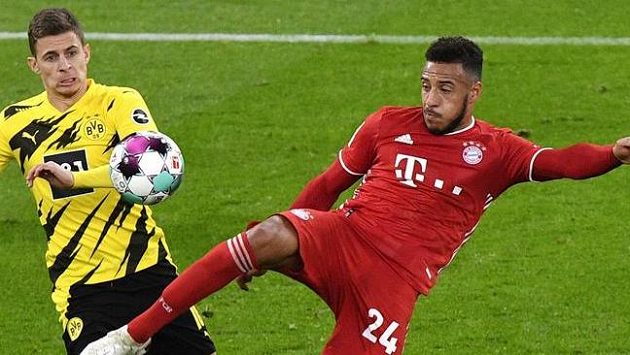 V souboji o míč Corentin Tolisso (vpravo) z Bayernu a Thorgan Hazard z Dortmundu. V souboji o míč Corentin Tolisso (vpravo) z Bayernu a Thorgan Hazard z Dortmundu.