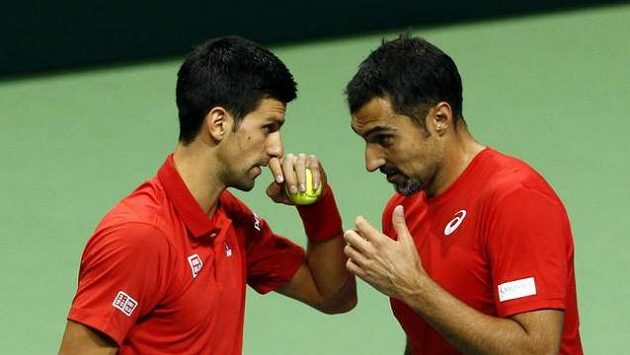 Srbští tenisté Novak Djokovič (vlevo)a Nenad Zimonjič během daviscupové čtyřhry proti Chorvatsku. Srbští tenisté Novak Djokovič (vlevo)a Nenad Zimonjič během daviscupové čtyřhry proti Chorvatsku.