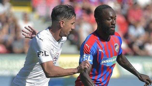 Zleva Milan Petržela ze Slovácka a Joel Kayamba z Plzně. Zleva Milan Petržela ze Slovácka a Joel Kayamba z Plzně.