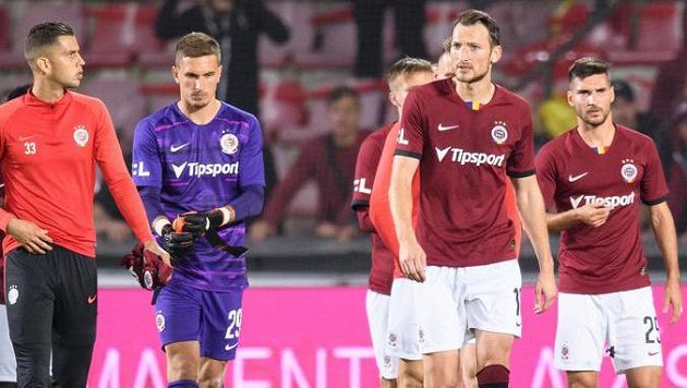 Zklamaní fotbalisté Sparty po porážce v derby. Zklamaní fotbalisté Sparty po porážce v derby.