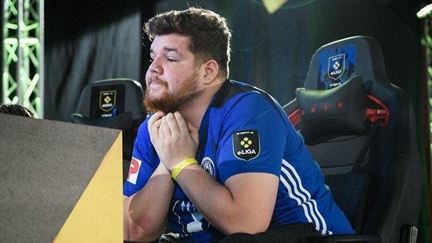 Hráč amerického fotbalu Daniel Bria získal mistrovský titul ve hře FIFA, teď si přeje, aby vyhrál Paddock ligu amerického fotbalu s týmem Ostrava Steelers. Hráč amerického fotbalu Daniel Bria získal mistrovský titul ve hře FIFA, teď si přeje, aby vyhrál Paddock ligu amerického fotbalu s týmem Ostrava Steelers.