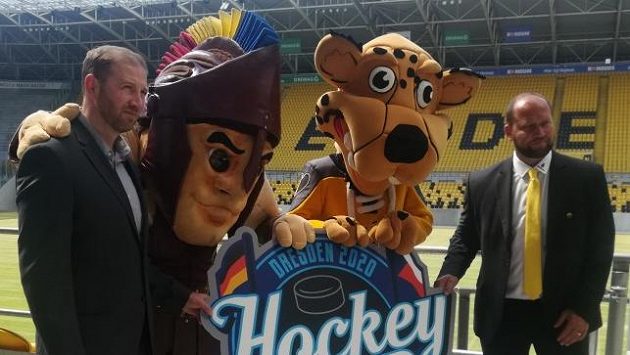 Generální ředitel a trenér Litvínova Jiří šlégr (vpravo) a sportovní ředitel Sparty Petr Ton pózují spolu s maskoty klubů na stadionu Dynama Drážďany. Generální ředitel a trenér Litvínova Jiří šlégr (vpravo) a sportovní ředitel Sparty Petr Ton pózují spolu s maskoty klubů na stadionu Dynama Drážďany.