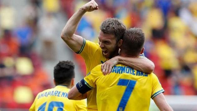 Fotbalisté Ukrajiny se radují z branky Fotbalisté Ukrajiny se radují z branky