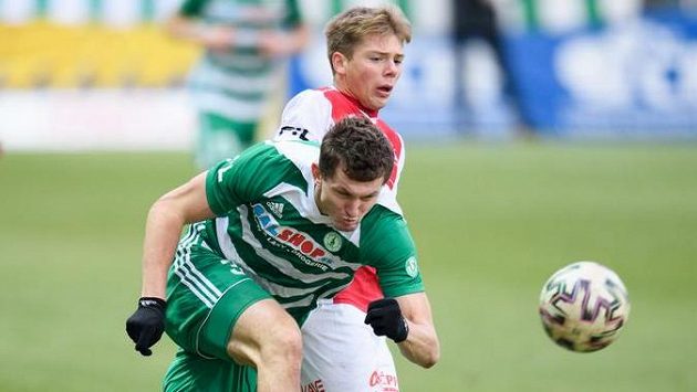 Tomáš Necid (vlevo) z Bohemians a Michal Hlavatý z Pardubic během utkání 10. ligového kola. Tomáš Necid (vlevo) z Bohemians a Michal Hlavatý z Pardubic během utkání 10. ligového kola.