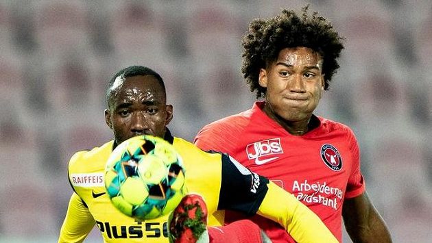 Jens-Lys Cajust z Midtjyllandu (vpravo) a Nicolas Moumi Ngamaleu z Young Boys. Jens-Lys Cajust z Midtjyllandu (vpravo) a Nicolas Moumi Ngamaleu z Young Boys.