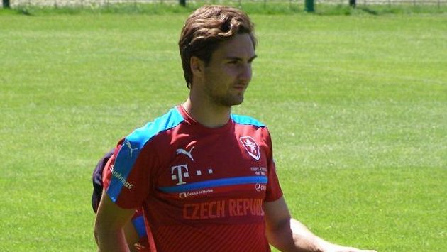 Český obránce Stefan Simič se protahuje při tréninku. Český obránce Stefan Simič se protahuje při tréninku.