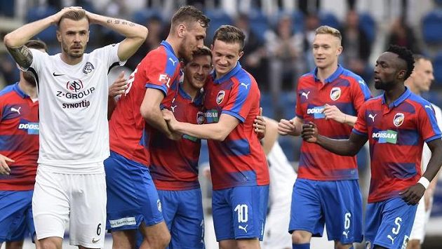 Hráči Plzně se radují z gólu. V popředí vlevo je zklamaný Stanislav Hofmann ze Slovácka. Hráči Plzně se radují z gólu. V popředí vlevo je zklamaný Stanislav Hofmann ze Slovácka.