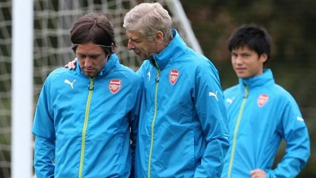 Tomáš Rosický v Arsenalu hodně trénuje, ale na hřiště jej manažer Arsené Wenger pošle jen sporadicky. Tomáš Rosický v Arsenalu hodně trénuje, ale na hřiště jej manažer Arsené Wenger pošle jen sporadicky.