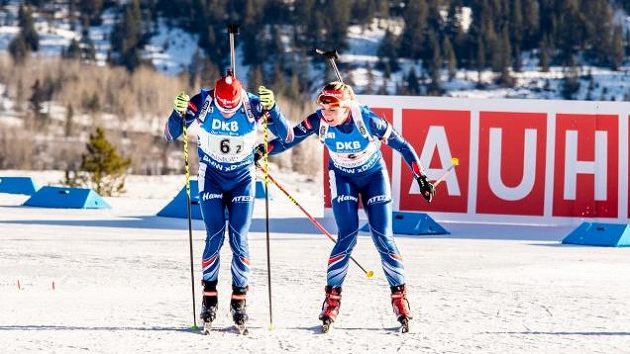 Lucie Charvátová předává štafetu Michalu Krčmářovi v kanadském Canmore. Lucie Charvátová předává štafetu Michalu Krčmářovi v kanadském Canmore.