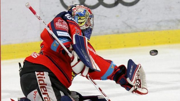 Brankář Patrik Bartošák z Vítkovic zasahuje. Brankář Patrik Bartošák z Vítkovic zasahuje.