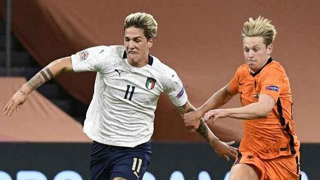 Italský útočník Nicolo Zaniolo v reprezentačním dresu a Nizozemec Frenkie de Jong. Italský útočník Nicolo Zaniolo v reprezentačním dresu a Nizozemec Frenkie de Jong.