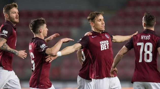 Josef Šural ze Sparty Praha (druhý zprava) oslavuje jediný gól utkání s Duklou. Josef Šural ze Sparty Praha (druhý zprava) oslavuje jediný gól utkání s Duklou.