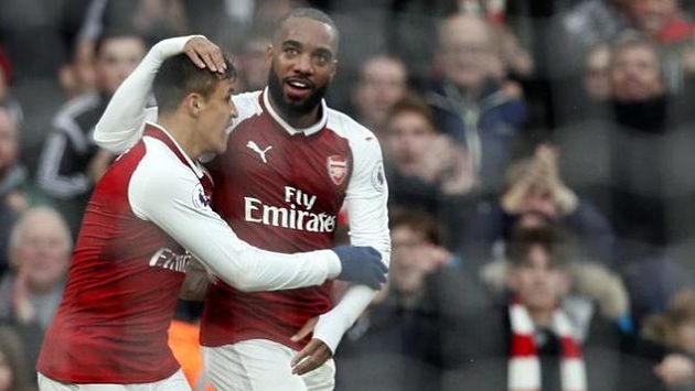 Alexis Sanchez a Alexandre Lacazette z Arsenalu oslavují gól proti Tottenhamu v Premier League. Alexis Sanchez a Alexandre Lacazette z Arsenalu oslavují gól proti Tottenhamu v Premier League.