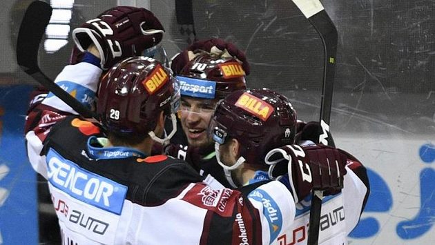 Lukáš Rousek ze Sparty (uprostřed) se raduje se spoluhráči ze třetího gólu proti Třinci. Lukáš Rousek ze Sparty (uprostřed) se raduje se spoluhráči ze třetího gólu proti Třinci.