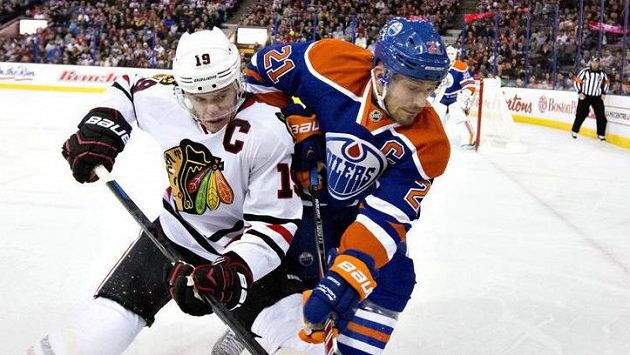 Kapitán Chicaga Jonathan Toews (vlevo) v souboji s Andrewem Ferencem z Edmontonu. Kapitán Chicaga Jonathan Toews (vlevo) v souboji s Andrewem Ferencem z Edmontonu.